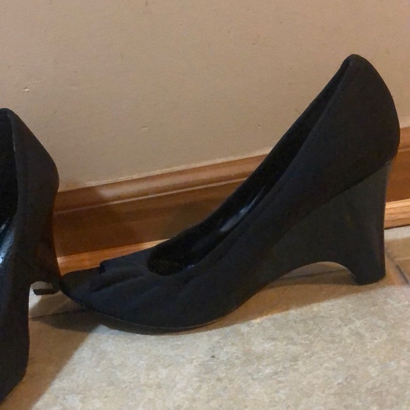 Black Bandolino 3.5 Inch Heels - Picture 2 of 5